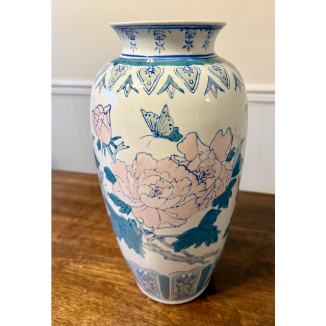Add a touch of elegance and sophistication to any decor with this exquisite oriental chinorserie vase. This vase is hand...