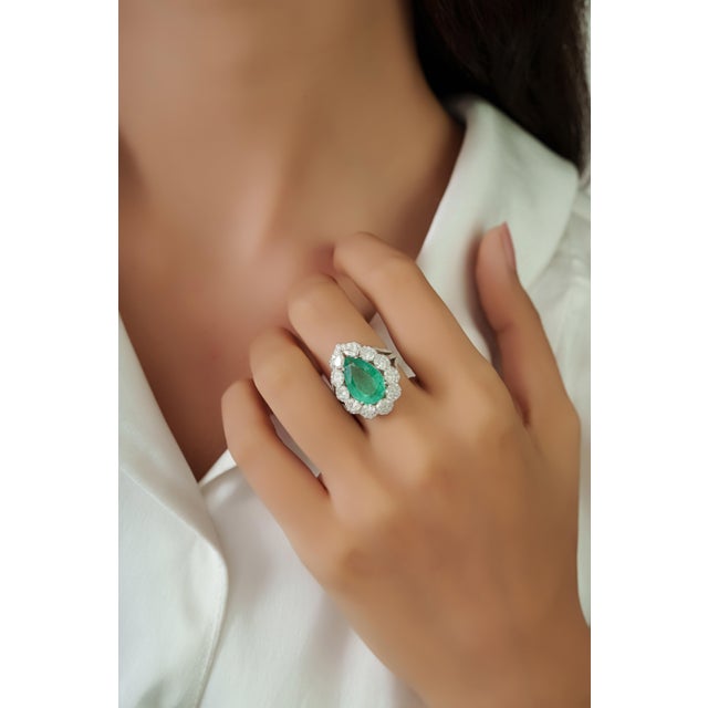 Chic 5.03ct Emerald and 1.99ct Diamond Pear Cocktail Ring in 18k White Gold Size 7 For Sale - Image 13 of 18