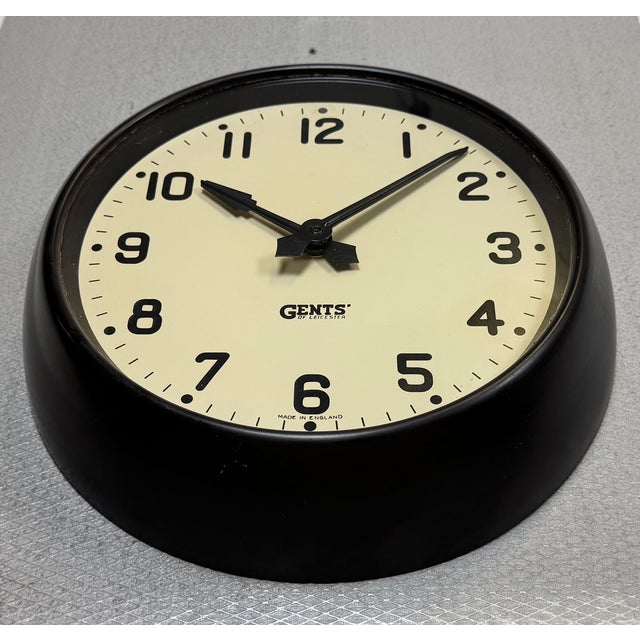 1950s Vintage Brown Bakelite Wall Clock by Gents of Leicester, 1950s For Sale - Image 5 of 17
