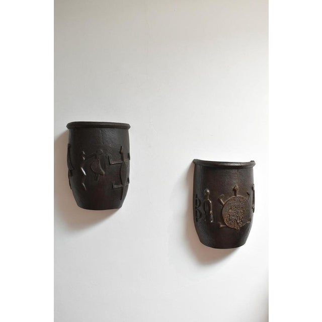 Pair of important wooden carved wall sconces, 1960s. Height: 53 cm - 20.87 in Length: 40 cm - 15.75 in Width: 26 cm -...