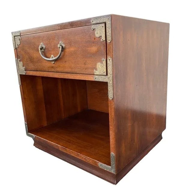 1970s Chinoiserie Nightstand by Henredon Tansu Vintage Dark Wood & Brass Asian Hollywood Regency Campaign Chinese Charging End Table For Sale - Image 5 of 10