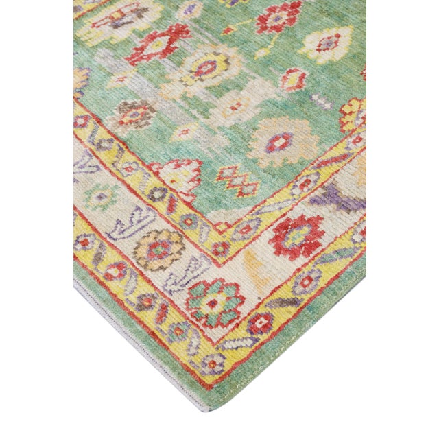 This modern Turkish Oushak rug is a stunning piece of art that has been handwoven using traditional techniques by skilled...