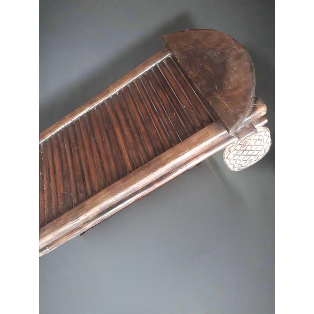 Sculptural elegance and authenticity meet in this traditional pygmy bed from Cameroon, a masterpiece of African...