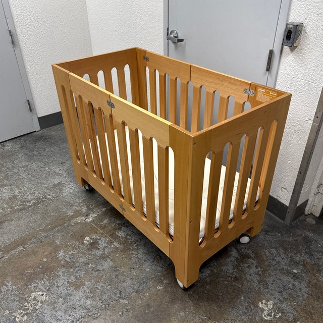 Contemporary Bloom Alma Papa Convertible Folding Crib For Sale - Image 3 of 12