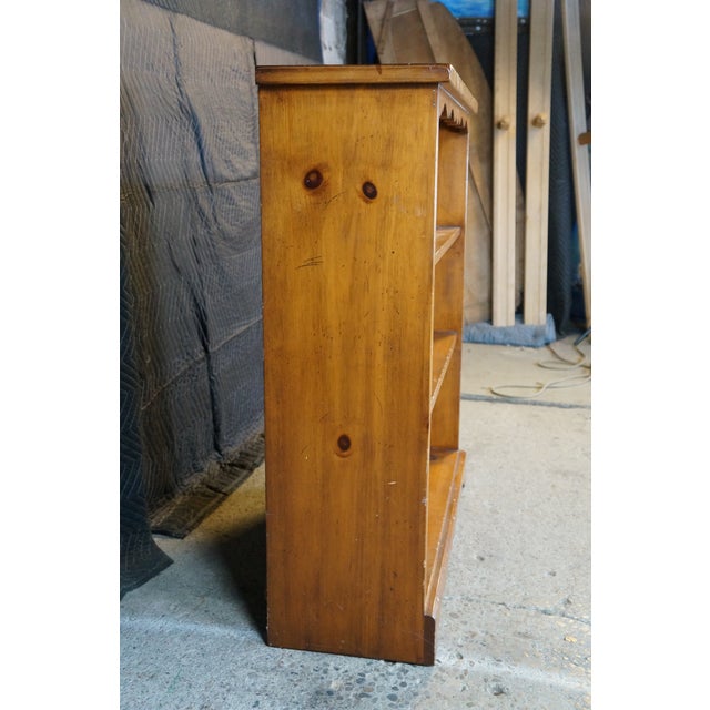 Vintage Early American Colonial Style Low Profile Scalloped Pine Bookcase Shelf For Sale - Image 4 of 16