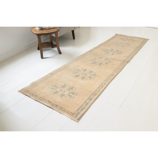 1960s Mid 20th Century Neutral Medallion Turkish Rug For Sale - Image 5 of 10