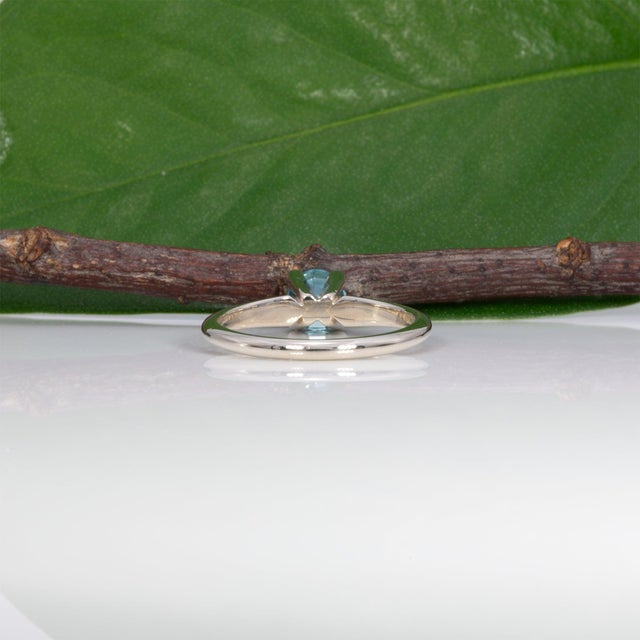 Blue 1.07ct Blue Zircon Estate Ring in Solid 10k Gold, Round Cut 5mm - Solitaire Ring, Size 4.25 For Sale - Image 8 of 9