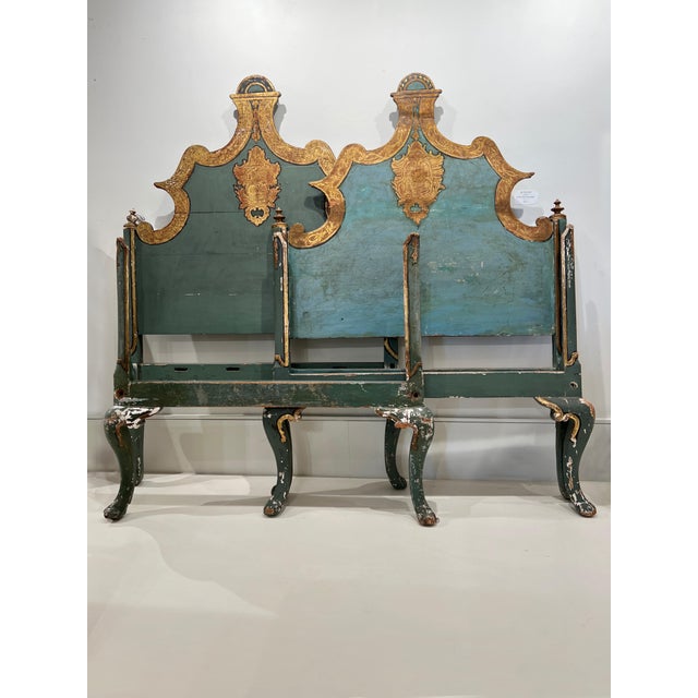 19th Century Venetian Style Pair of Painted & Parcel Gilt Twin Beds For Sale In New Orleans - Image 6 of 8