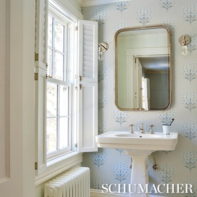 2020s Schumacher Aurelia Wallpaper In Porcelain For Sale - Image 5 of 5