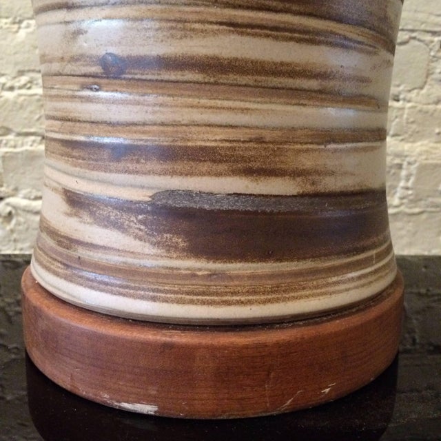 Marshall Studios Mid 20th Century Large Gordon Martz Marshall Studios Midcentury Art Pottery Table Lamp For Sale - Image 4 of 7