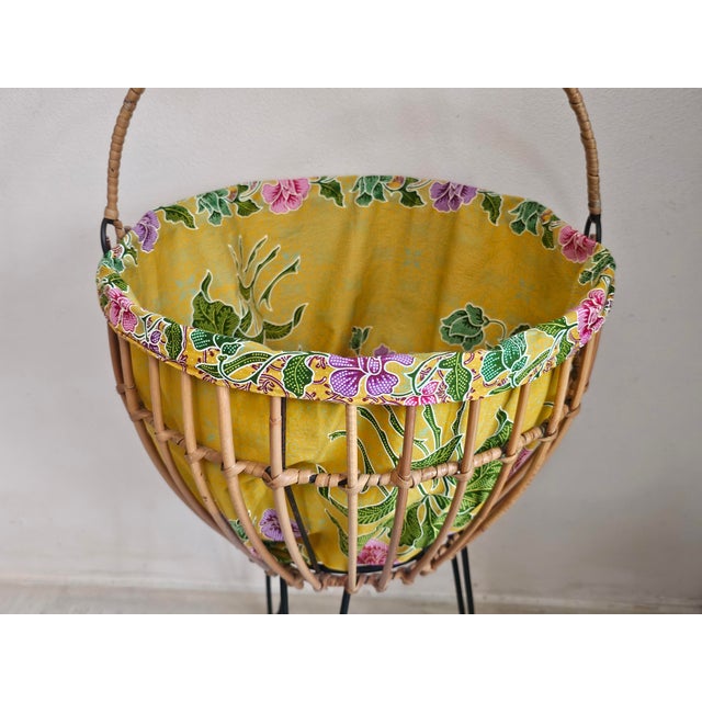 A charming Italian sewing basket dating from the 1950s–1960s, combining natural materials, practical functionality and the...