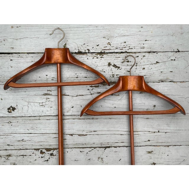 Pair of Mid 20th Century Mod Fratelli Reguitti Italian Dovetail Wooden Hanger W Pole For Sale - Image 6 of 12