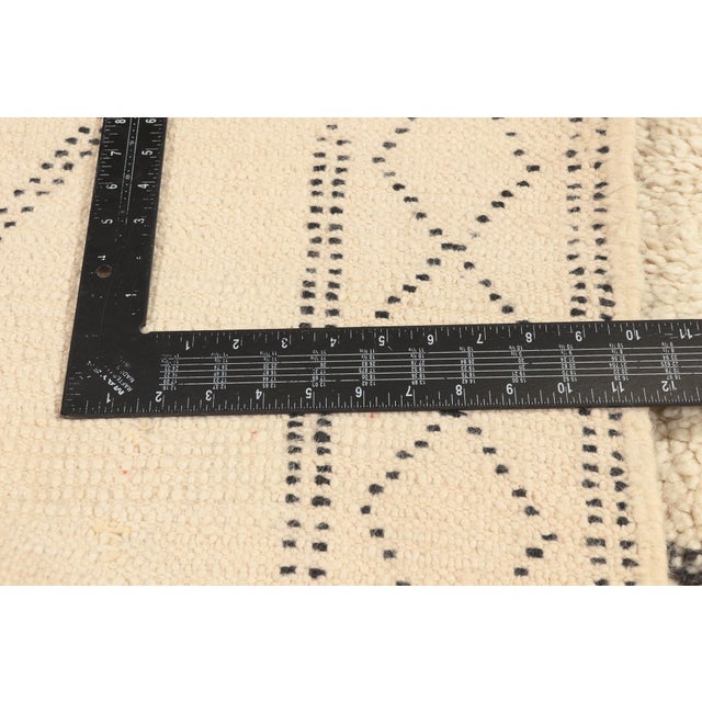 Textile Vintage Azilal Moroccan Rug, 05'00 X 08'10 For Sale - Image 7 of 10
