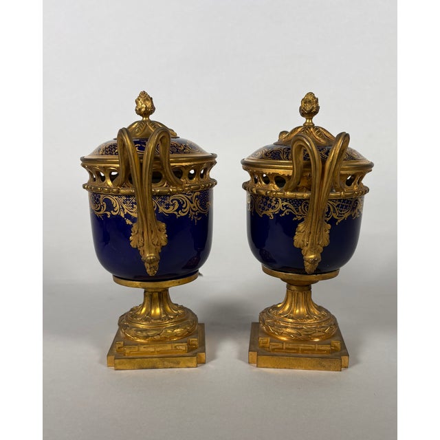 Louis XVI Sèvres Porcelain Potpourri Jars, Set of 2 For Sale - Image 4 of 8