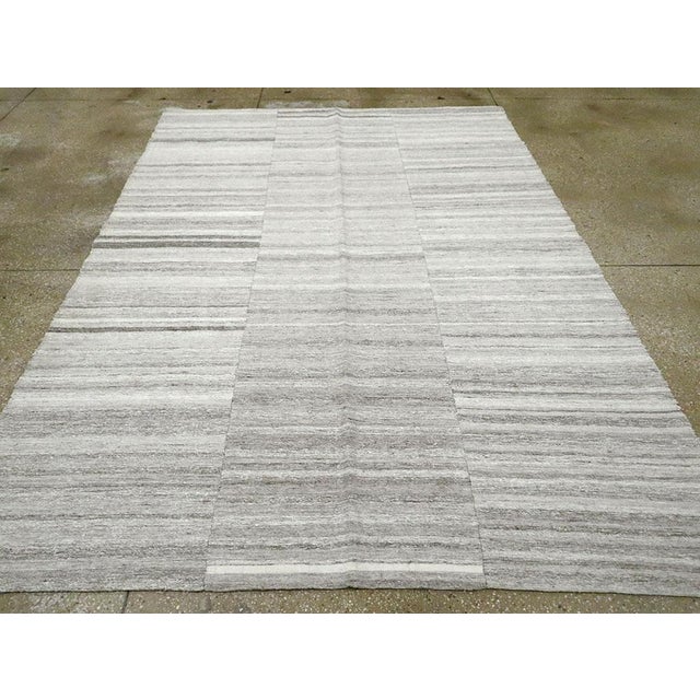 Mid 20th Century Galerie Shabab Collection Grey Mid-20th Century Handmade Turkish Flatweave Kilim Accent Rug For Sale - Image 5 of 10