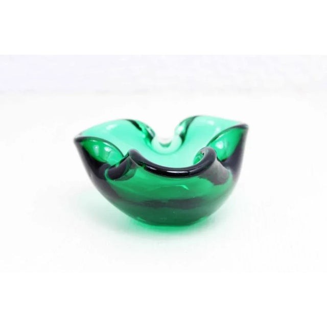 Very beautiful ashtray in green murano glass. A classic design in our shop, these ashtrays have not aged since the 1950s....