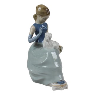 Statuette in Porcelain from Royal Dux, 1930s For Sale