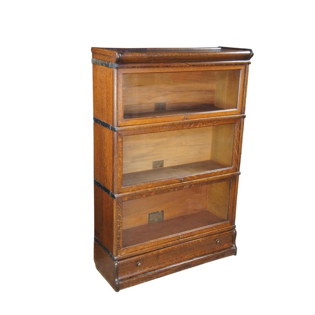 Antique 5 piece Globe Wernicke library lawyer barrister bookshelf / bookcase. Made of quartersawn oak featuring Mission...