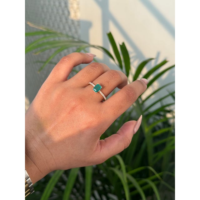 Early 21st Century 1.09ct Certified Natural Emerald Solitaire Ring With Diamonds in 14k Gold Size 6.5 For Sale - Image 5 of 15