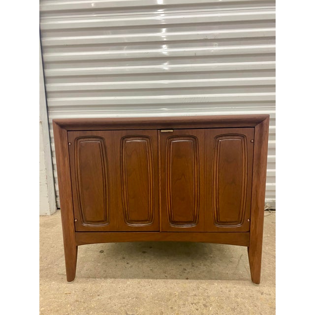 1960s Broyhill Emphasis Style Mid Century 2-Door Nightstands, A Pair For Sale - Image 4 of 12