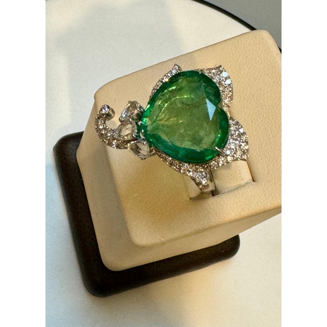 13 Ct Zambian Heart Cut Emerald & 1.5 Ct Diamond Ring, 18 Kt Gold Size 8.5 For Sale - Image 4 of 18