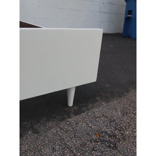 Mid 20th Century Mid Century Modern Painted White Full Size Bed 6574 For Sale - Image 5 of 12