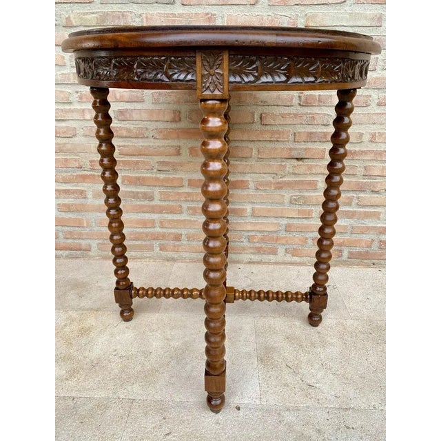 Beautiful round side table with lentil legs, 19th century. Side or side table, in perfect condition. Very well attended....