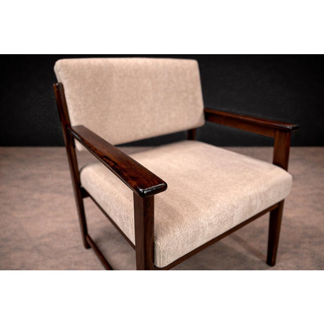 Pair of Brazilian Mid-Century Modern Armchairs in Rosewood & Cream Mohair, Jorge Jabour, 1960s - Lot 442 For Sale - Image 4 of 12
