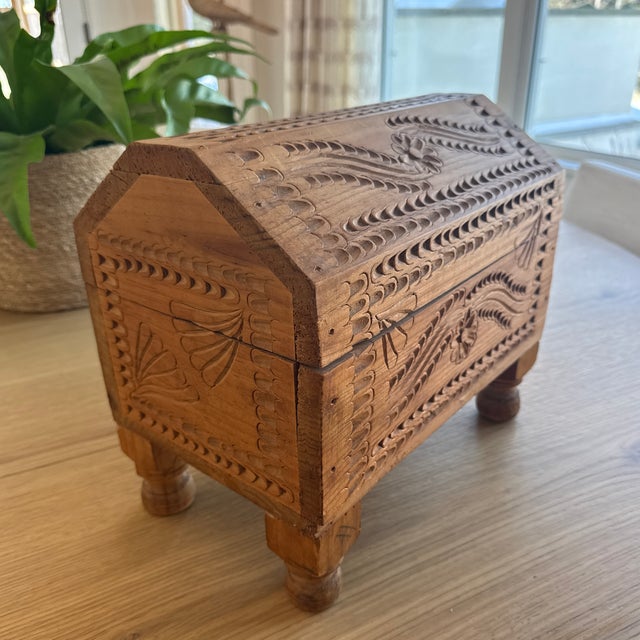 Mexican Late 20th Century Hand Carved Mexican Folk Art Box For Sale - Image 3 of 10