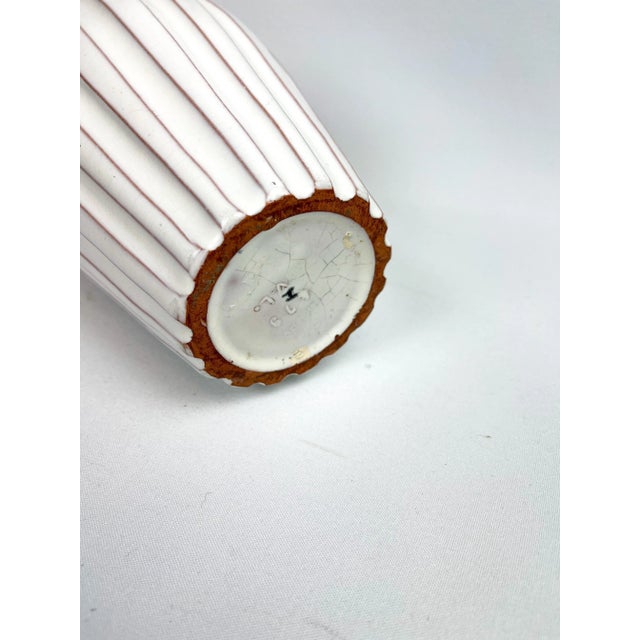 Ivory Mid-Century Vase by Vicke Lindstrand, 1940s For Sale - Image 8 of 9