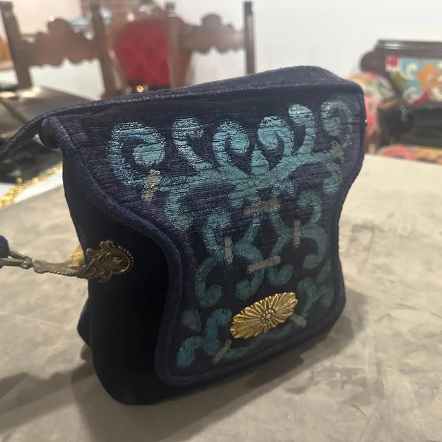1970s Gorgeous Blue and Turquoise Velvet and Brass Shoulder Bag by Beghé Reation For Sale - Image 14 of 14