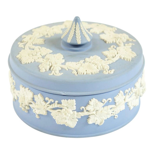 1970s Antique Wedgwood Round Box With Lid For Sale