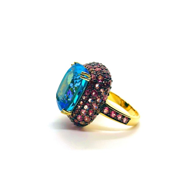 Bochic “Orient” Vintage London Blue Topaz & Pink Sapphire Ring Set In 18 K Gold For Sale In New York - Image 6 of 10