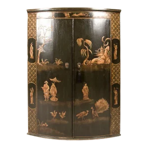 18th Century Georgian Corner Cabinet With Chinoiserie Motif