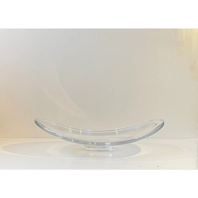 Handblown organically shaped dish or fruit bowl in clear glass designed by Per Lütken. This piece was manufactured at...