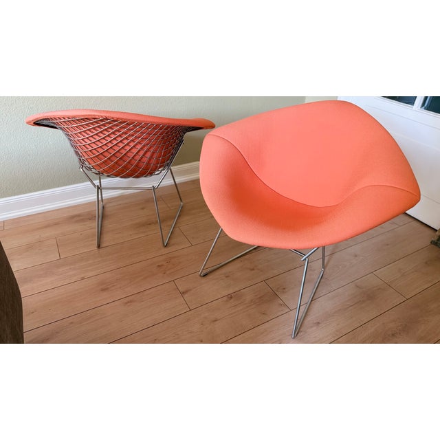 Mid-Century Modern 421 Diamond Chairs in Silver Chrome and Peachy Orange Upholstery by Harry Bertoia for Knoll, 1990s, Set of 2 For Sale - Image 3 of 15