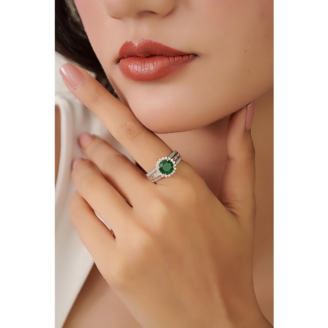 Green 1.24ct Round Emerald Vintage Diamond Cocktail Ring in 14k Yellow Gold Size 6 For Sale - Image 8 of 15