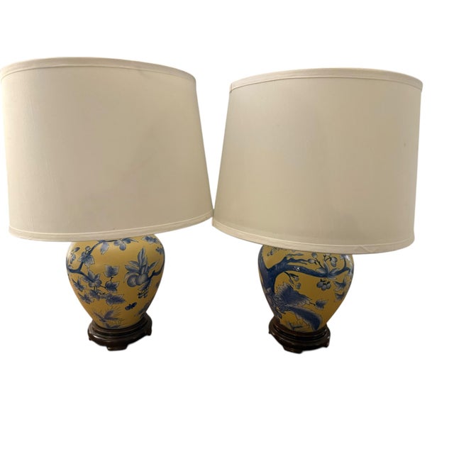 This is a beautiful yellow and blue Asian chinoiserie vase table lamp, vintage hand painted . The lamp has a single...