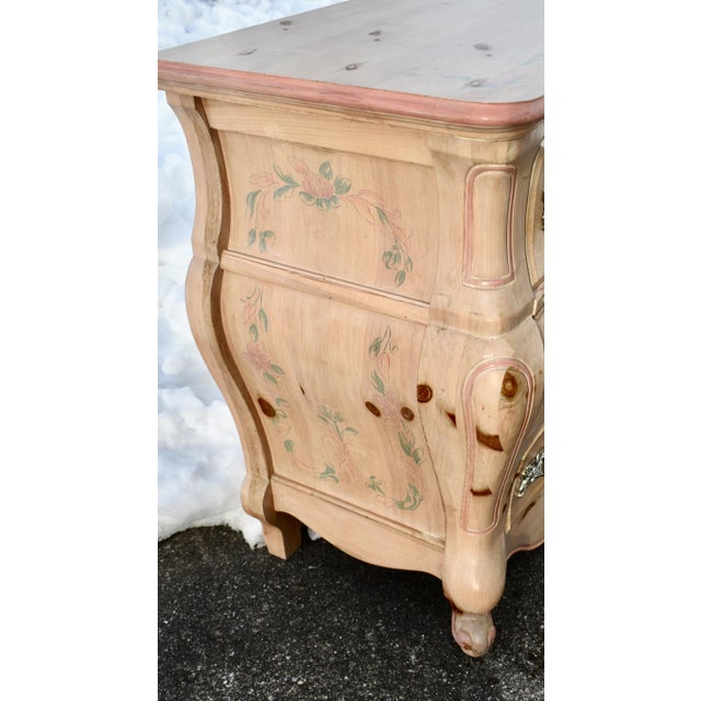 Italian Vintage Pulaski Venetian Style Carved &Painted Pine Three Drawer Bombe' Commode For Sale - Image 3 of 13