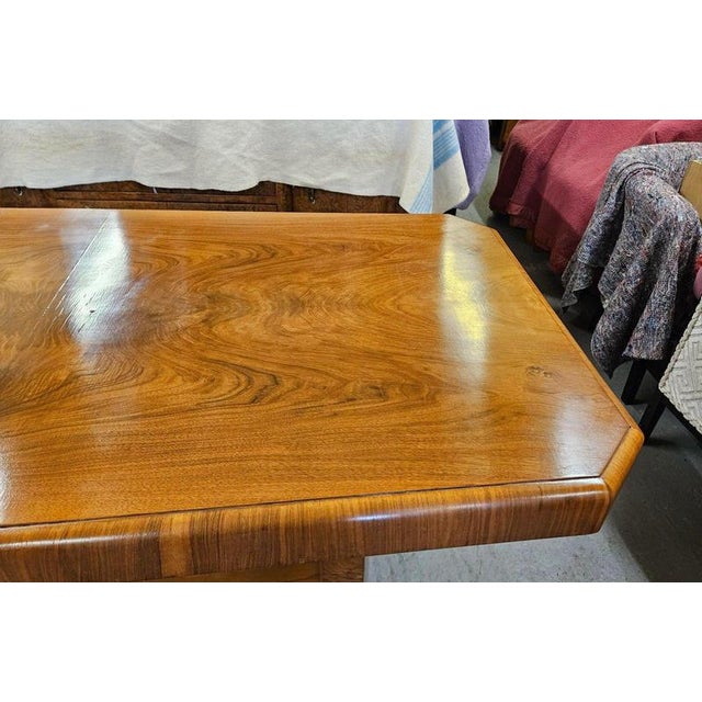 Art Deco British Figured Walnut Pedestal Dining Table, 1930 For Sale - Image 10 of 13