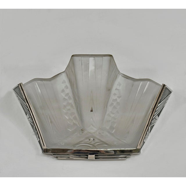 HETTIER et VINCENT & MULLER FRÈRES A pair of French art deco wall lights made circa 1925-1935 in nickel plated solid brass...
