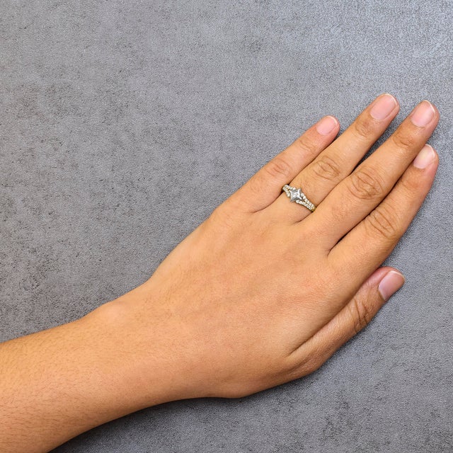 Early 21st Century 10K Two Tone Color 1/2 Cttw Diamond Kite and Split Shank Ring (H-I Color,SI2-I1 Clarity) - Size 7 For Sale - Image 5 of 6