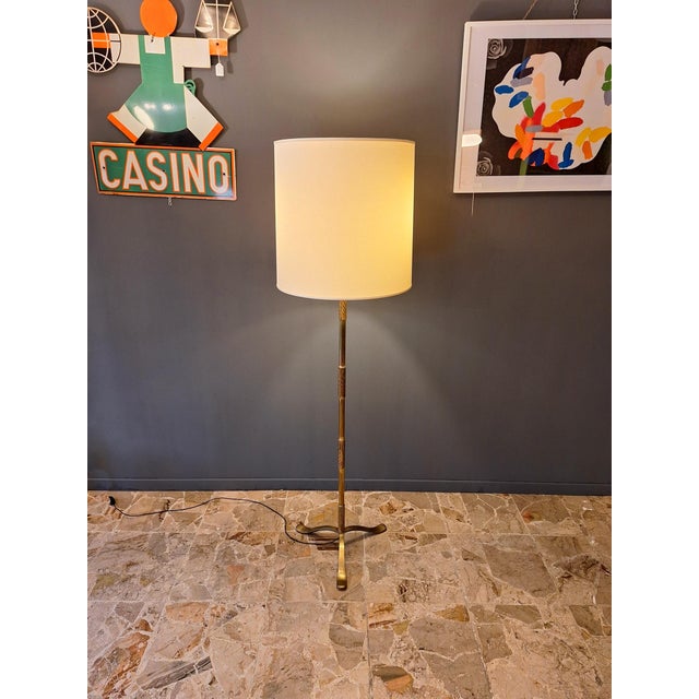 Floor lamp made of brass and enameled metal. The lamp has 3 lights with E27 screw fittings. Original and functioning...