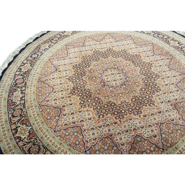 Round Hand-Knotted Tabriz Raj Rug in Silk For Sale - Image 5 of 10