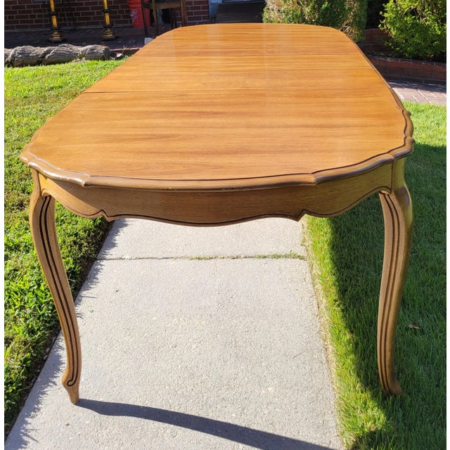 1960s Thomasville French Provincial Walnut Dining Table and 6 Chairs - Set of 7 For Sale In Baltimore - Image 6 of 15