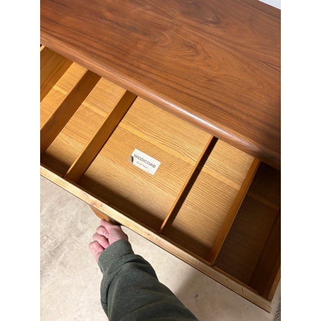 1960s Freshly Refinished Widdicomb Mid-Century Modern 6-Drawer Walnut Dresser – MCM Beauty! For Sale - Image 13 of 18