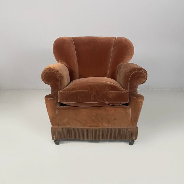 Italian Art Deco armchairs in brown velvet, 1930s Pair of armchairs in brown velvet. The armchair has rounded and...