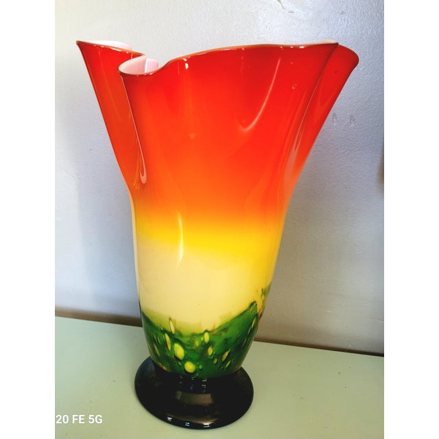 Mid-Century Modern 1970s Vibrant Mid-Century Murano Style Handblown Ruffled Handkerchief Vase For Sale - Image 3 of 4