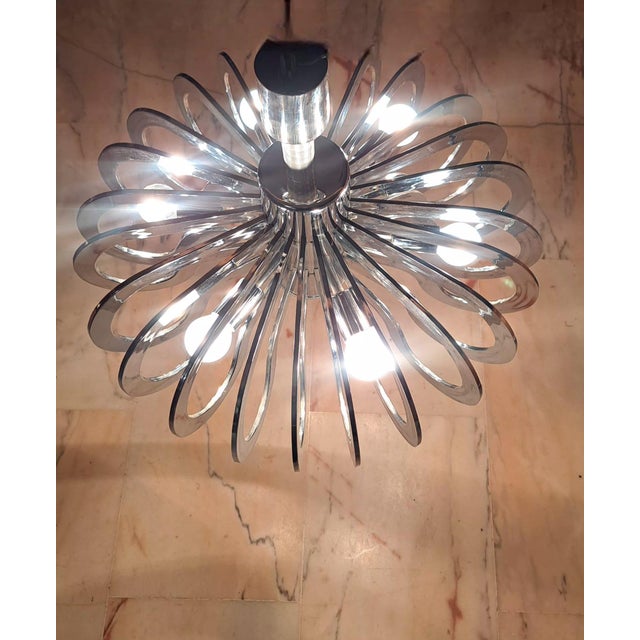 Beautiful 6-bulb lamp in chrome-plated steel and hard chrome-plated plastic, Space Age style. Working perfectly. Up to...