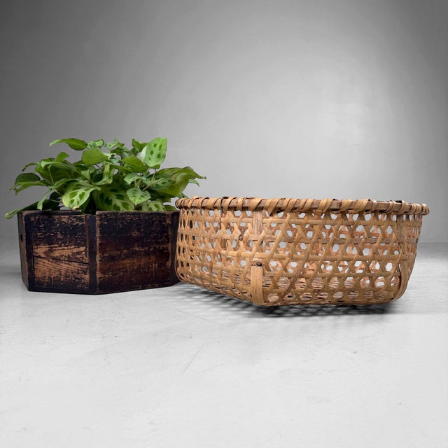 Decorative vintage Japanese bamboo basket, dating from the 1960s–1970s. Dimensions: height 19 cm, diameter 49 cm. The...